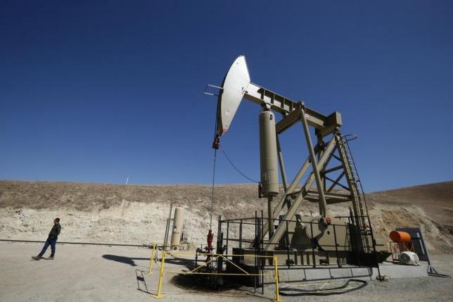 A pumpjack brings oil to the surface  in the Monterey Shale, California, April 29, 2013. REUTERS/Lucy Nicholson